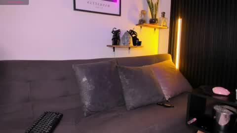 Mia online show from May 2026 01:14:01 AM