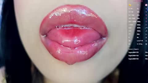 Mia online show from November 2025 05:31:01 PM