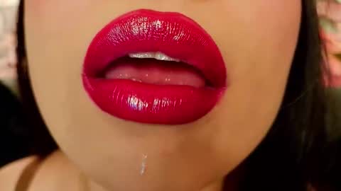 Mia online show from November 2025 05:18:01 AM