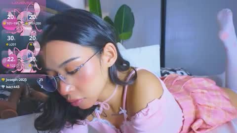 Mia online show from November 2025 05:15:02 PM