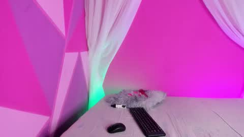 Mia online show from November 2025 11:56:02 AM