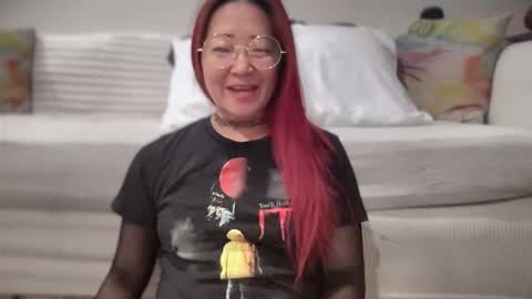 Mia online show from November 2025 07:57:01 PM