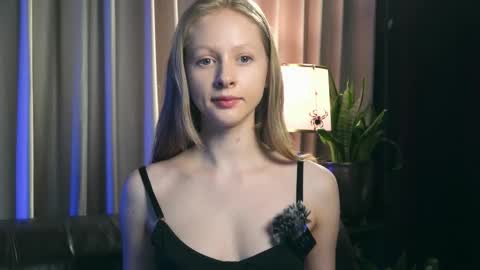 Mia online show from December 2025 07:10:01 PM