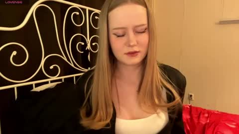 mia_wellis online show from April 2026 07:12:01 PM
