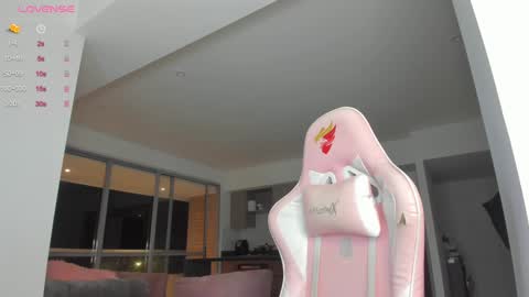 Snapshot of mia_yourmommy chatting on January 2025 07:03:01 AM online show from January 2025 07:03:01 AM