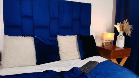 Mia online show from October 2025 06:52:02 PM