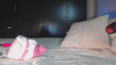 Mia  online show from September 2025 10:43:01 PM