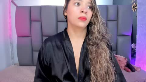 Mia online show from February 2025 12:05:02 PM