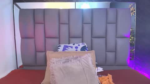 Mia online show from November 2025 12:07:01 PM