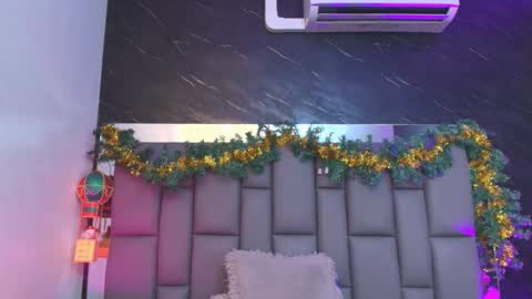 Mia online show from December 2025 12:03:02 PM