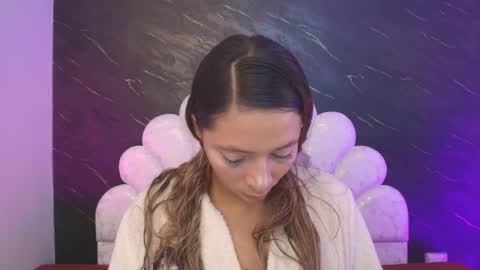 Mia online show from April 2026 12:05:02 PM