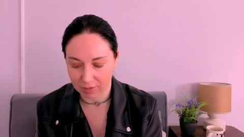 Mia online show from April 2026 03:31:02 PM