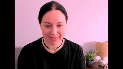 Mia online show from April 2026 03:28:02 PM