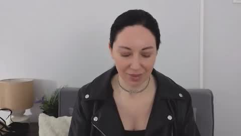 Mia online show from May 2026 03:38:01 PM