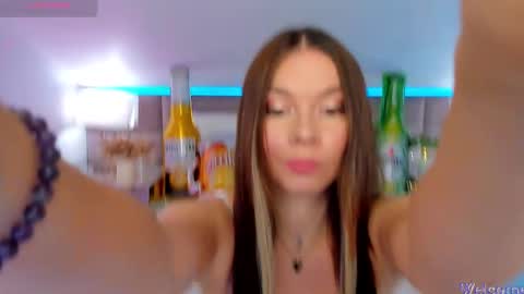 Mia online show from September 2025 07:37:01 PM