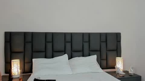 Snapshot of miaandmolly_ chatting on January 2025 12:05:01 PM mia red hair molly short hair online show from January 2025 12:05:01 PM