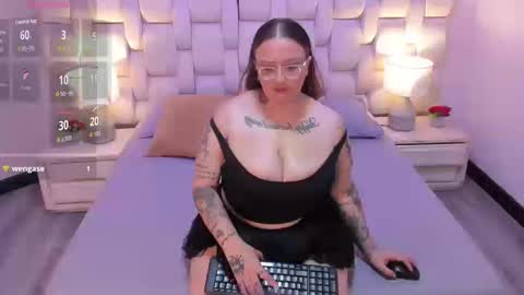 Snapshot of miaandmolly_ chatting on September 2025 04:12:01 PM mia red hair molly short hair online show from September 2025 04:12:01 PM