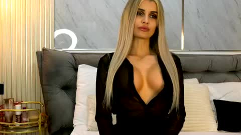 Mia online show from May 2026 08:28:01 PM