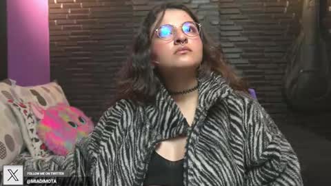 Snapshot of miadimota chatting on November 2025 07:21:01 AM Mia online show from November 2025 07:21:01 AM