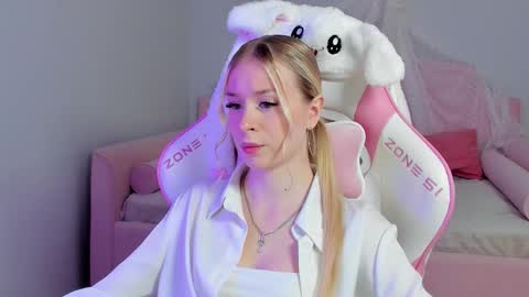 Mia online show from September 2025 05:47:02 PM