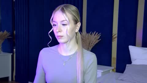 Mia online show from September 2025 05:17:01 PM