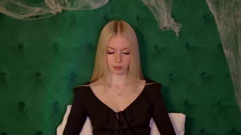 Mia online show from November 2025 05:24:02 PM