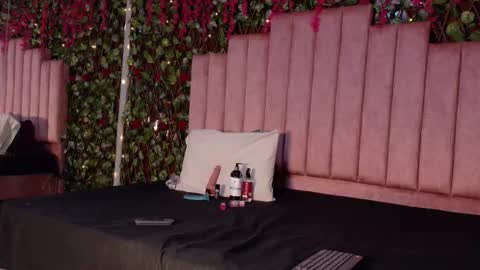 Mia online show from December 2025 02:57:02 PM