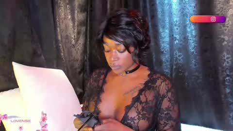 Mia online show from October 2025 12:00:01 AM