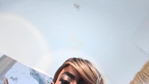 mialuxxi online show from December 2025 05:42:02 PM