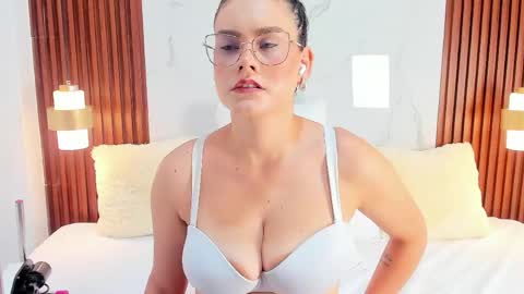 Mia  online show from May 2026 04:32:02 AM