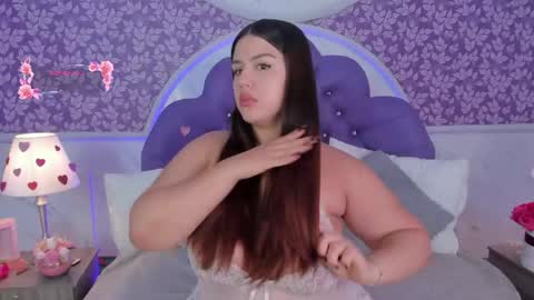 Snapshot of miamontoya chatting on April 2026 06:04:02 PM Mia -5 7001400 Follow online show from April 2026 06:04:02 PM