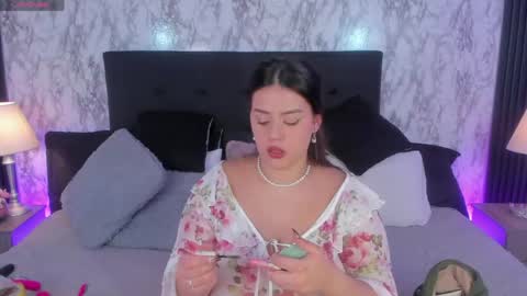 Snapshot of miamontoya chatting on May 2026 01:06:01 PM Mia -5 7001400 Follow online show from May 2026 01:06:01 PM