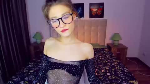 Mia online show from December 2024 09:44:01 PM