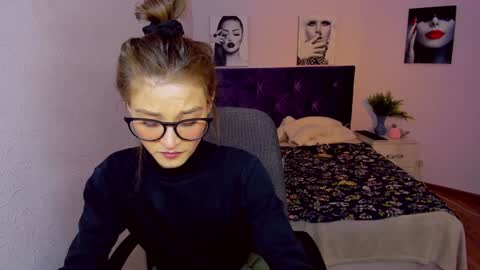 Mia online show from January 2025 08:04:01 PM