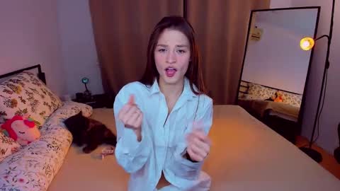 Mia online show from February 2025 10:30:01 PM