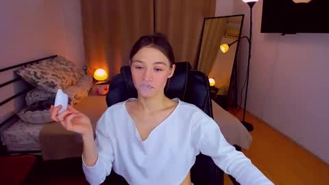 Mia online show from February 2025 06:01:01 PM