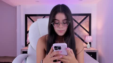 Mia online show from December 2024 09:41:02 PM