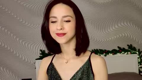 Mia online show from December 2025 10:13:02 AM