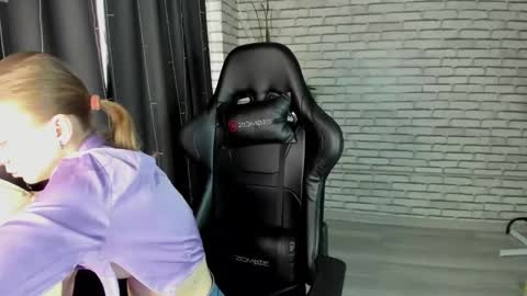 Snapshot of michelle_blond chatting on March 2025 07:01:02 AM michelle_blond online show from March 2025 07:01:02 AM