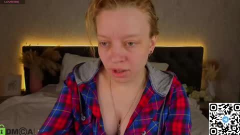 Snapshot of michelle_blond chatting on April 2026 12:57:01 AM michelle_blond online show from April 2026 12:57:01 AM