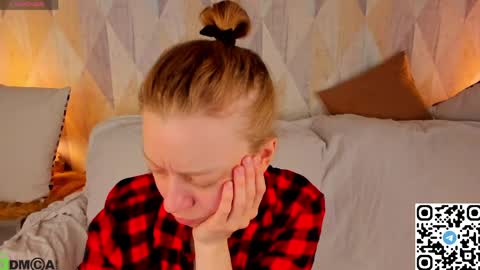 Snapshot of michelle_blond chatting on May 2026 04:07:02 AM michelle_blond online show from May 2026 04:07:02 AM
