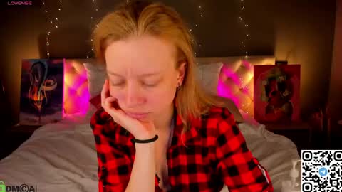Snapshot of michelle_blond chatting on May 2026 01:56:01 AM michelle_blond online show from May 2026 01:56:01 AM