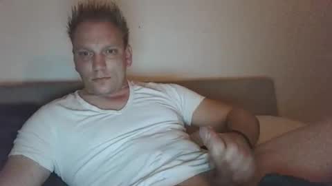 Snapshot of mickkxl chatting on December 2024 07:44:01 PM mickkxl online show from December 2024 07:44:01 PM