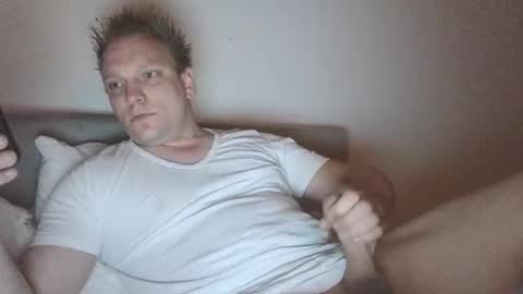 Snapshot of mickkxl chatting on December 2024 09:48:02 AM mickkxl online show from December 2024 09:48:02 AM