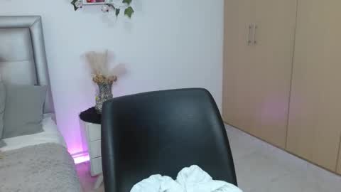 miiaa_k online show from May 2026 10:33:02 AM