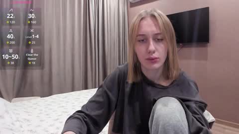 Snapshot of mika_ray chatting on November 2025 10:43:01 PM Mika online show from November 2025 10:43:01 PM