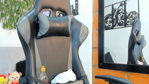 Snapshot of mike_kilian1 chatting on February 2025 02:09:02 PM mike kilian1 online show from February 2025 02:09:02 PM