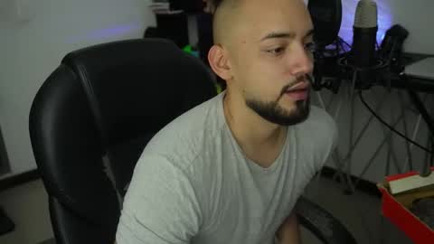 Snapshot of mikecrusoe chatting on November 2025 11:07:02 PM M i k e Crusoe online show from November 2025 11:07:02 PM