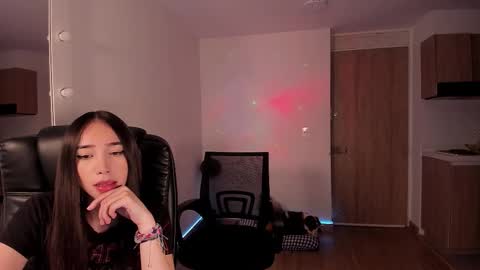 Snapshot of mikeyvioleta chatting on October 2025 05:30:01 AM VIOLETAMIKE online show from October 2025 05:30:01 AM