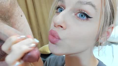 Snapshot of mila_polly_and_forester chatting on December 2024 01:34:02 AM Julia and Edson online show from December 2024 01:34:02 AM